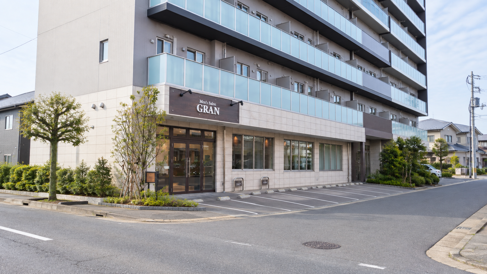 建物の外観と駐車スペース