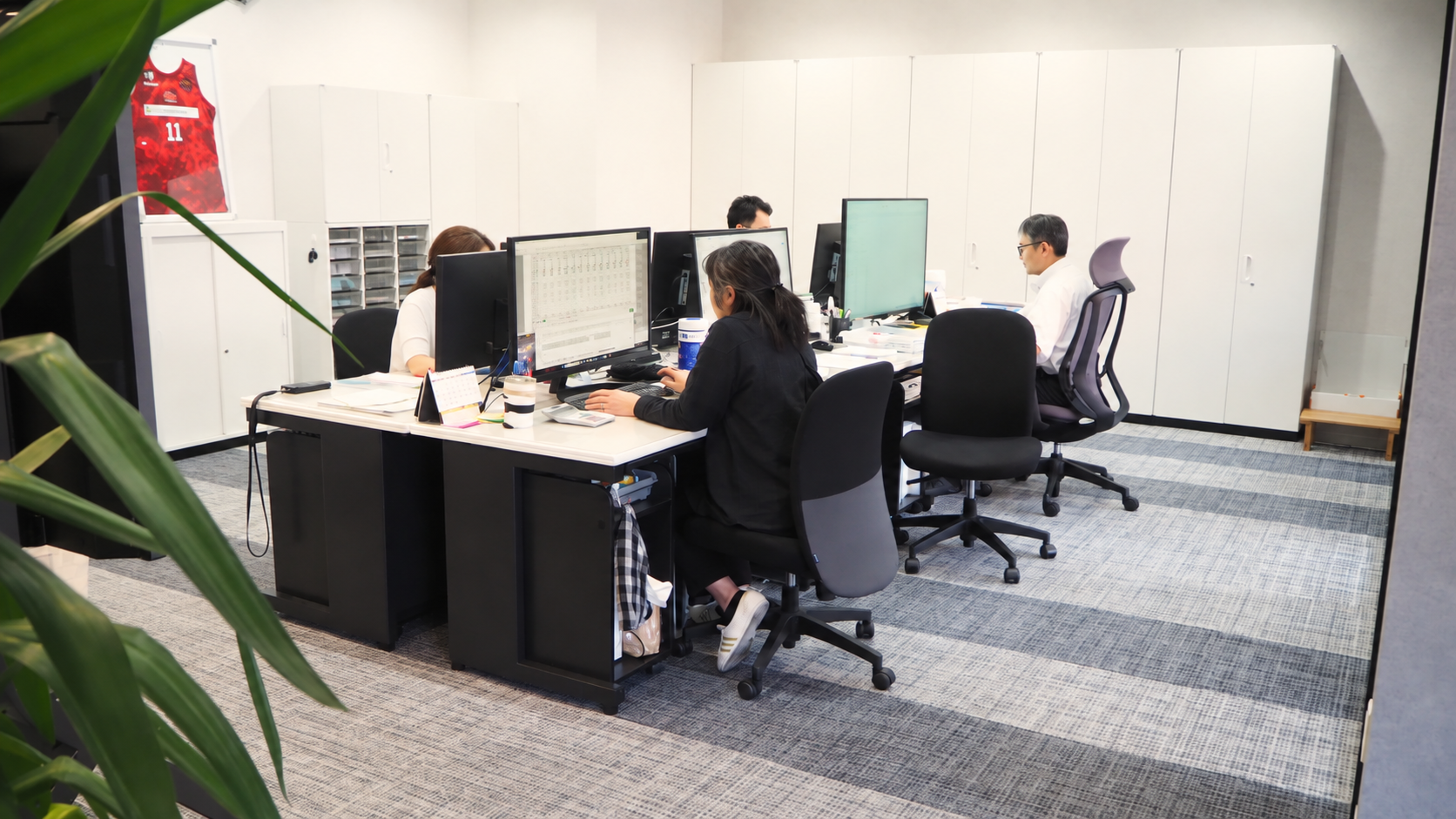 事務所内でパソコンに向かうスタッフ